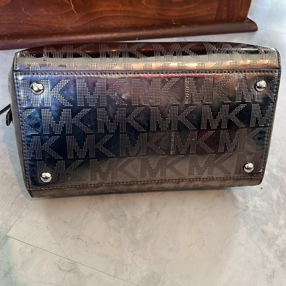 Michael Kors NYE bag mirror, Metallic silver satchel Beige leather trim EUC - Picture 11 of 16